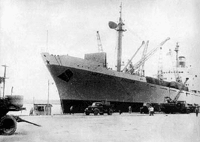 Началось... Корабль "Металлург Аносов" с советскими ядерными ракетами (в чехлах по борту) в порту Гаваны