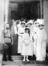 На крыльце больницы Солдатенкова (ныне Боткинской). 1914 г.