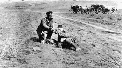 Болгарский солдат на поле боя поит водой раненого турка. Фотография 1913 г.