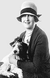 Светская дама, мать семейства, начинающая писательница. 1920 г.