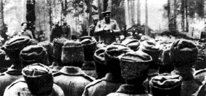 Один из бесчисленных митингов на фронте. 1917 г.