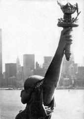 Факел статуи Свободы на фоне нью-йоркской гавани