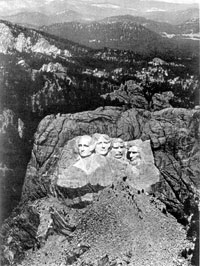 Гигантское скульптурное изображение четырех американских президентов. Слева направо: Дж. Вашингтон, Т. Джефферсон, Т. Рузвельт и А. Линкольн. Штат Дакота