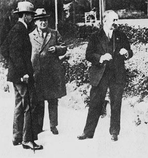 В. Воровский, М. Литвинов, Г. Чичерин. Генуя. 1922 г.