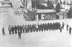 Поверка заключенных в концлагере Ораниенбург. 1933 г.