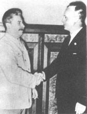 23 августа 1939 г. Риббентроп прилетел в Москву. В тот же день был подписан Пакт о ненападении между СССР и Германией