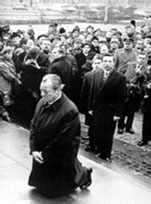 В. Брандт перед памятником жертвам Варшавского гетто