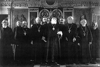 Духовенство во главе с архиепископом Лукой в восстановленном в годы войны тамбовском Покровском соборе