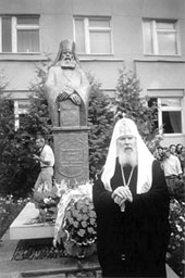 Патриарх Московский всея Руси Алексий II у памятника Святителю Луке около больницы, где в годы войны трудился архиепископ-хирург. Тамбов