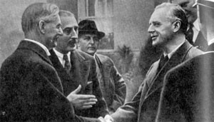22 сентября 1938 г. Невиль Чемберлен и рейхсминистр Германии Иоахим фон Риббентроп во время переговоров перед подписанием мюнхенского соглашения