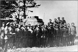 Экипаж и обслуживающий персонал у танка № 100 из колонны имени Димитрия Донского