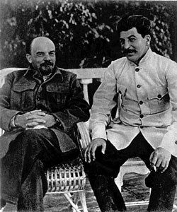 В.И. Ленин и И.В. Сталин в Горках. 1922 г. Фальсифицированное фото, ставшее символом советской истории