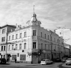 В этом доме (Остоженка, 16) жил С.М. Соловьев