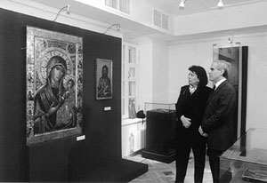 Посол Греции в России Д. Параскевопулос с супругой перед иконой Божией Матери «Иверская», привезенной в Москву со Святой Горы в 1648 г.