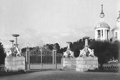 Ворота парадного двора и канделябры с грифонами. Фото начала XX в.