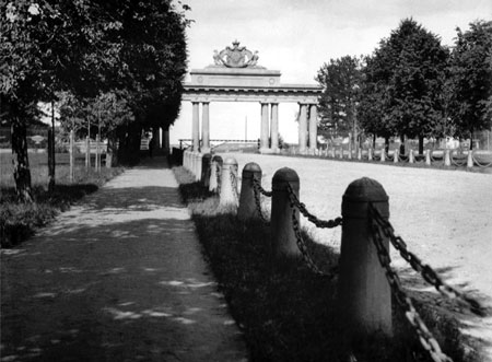 Чугунные ворота и начало Влахернского проспекта. Фото начала XX в.