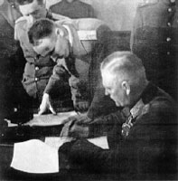 Фельдмаршал Кейтель подписывает декларацию о безоговорочной капитуляции Германии