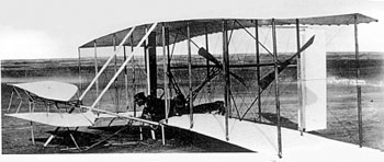 Планер «Флайер» с бензиновым двигателем. В 1903 г. братья Райт совершили на нем первый управляемый полет (пилот лежал на нижнем крыле и поворачивал крылья)