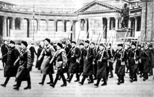 Один из рабочих батальонов Ленинграда уходит на фронт