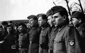 Поющие солдаты власовской армии. 1944—1945 гг.
