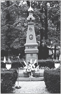 Единственный памятник участникам антисталинского Освободительного движения на русском кладбище Ново-Дивеево близ Нанует (штат Нью-Йорк, США)