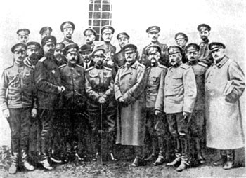Участники августовского выступления во главе с генералом Корниловым в Быховской тюрьме. Сентябрь—ноябрь 1917 г.