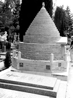 Памятник участникам Белого движения на кладбище Сен-Женевьёв-де-Буа. Предместье Парижа
