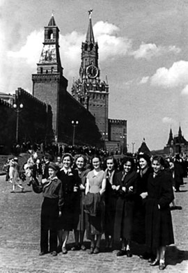 Студенты Московского университета на первомайской демонстрации 1953 г. Из домашнего архива И.Б. Аполлоновой