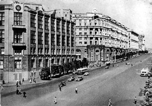 Улица Горького, не позже 1956 г. Обратите вимание, сколько машин на самой оживлённой улице Москвы