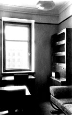 Такая восьмиметровая комната в общежитии Московского университета первоначально предназначалась одному студенту