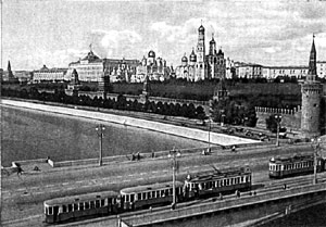 Не позже 1948 г. По Москворецкому мосту ещё ходит трамвай. К середине 1950-х его уже не было.