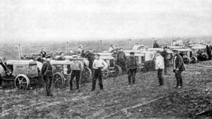 Первая тракторная колонна МТС. 1928 г.