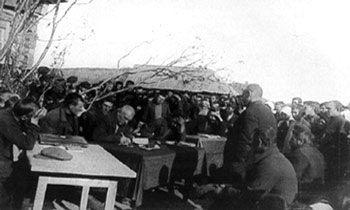 Выездная сессия окружного суда слушает очередное дело на селе. 1931—1932 гг.