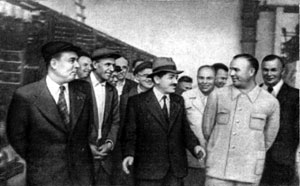 Л.Брежнев (слева) и министр чёрной металлургии И.Т.Гевосян (в центре) на заводе в Запорожье. 1947 г.