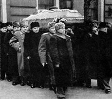 Руководители партии и СССР выносят гроб с телом Сталина из Дома Союзов. 1953  г.