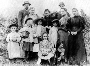 Семья Трубецких с прислугой в имении «Узкое». Фото 1895 г.