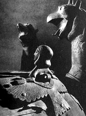 Душу умершего в Двуречье представляли птицей с женским лицом. Изображена в окружении потусторонних духов — грифонов