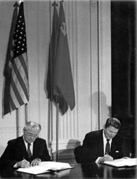 8 декабря 1987 г. в Вашингтоне подписан Договор между СССР и США о ликвидации ракет средней и меньшей дальности