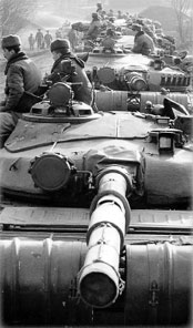 Советские солдаты покидают Восточную Европу. Первый танковый полк, дислоцировавшийся в чехословацком городе Миловице, отправляется домой. 1990 г.