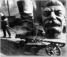 Демонтированная скульптура Сталина, по приказу которого немцы СССР были депортированы в отдалённые районы страны