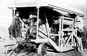 Веками крестьяне вели обмолот зерна цепами, но в начале XX в. в хозяйствах появились машины для обмолота зерна