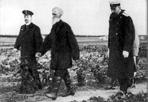 П.А.Столыпин осматривает хуторские огороды близ Москвы в апреле 1910 г.