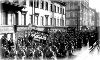 Манифестация юнкеров Владимирского военного училища на Литейном проспекте в Петрограде