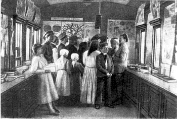 Крестьяне осматривают выставку в вагоне агитпоезда им. Ленина. 1924 г.